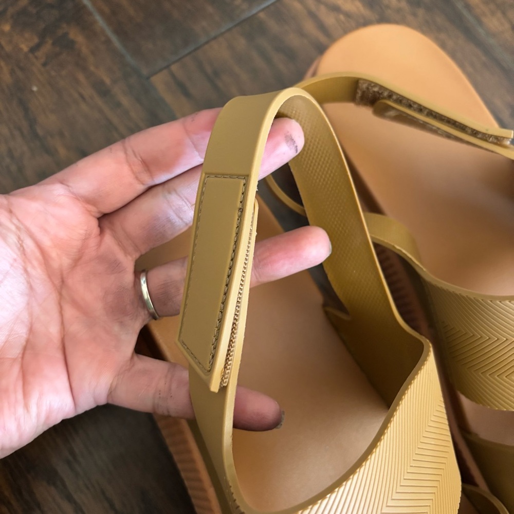 Stylish Women's Sandals with Pink Soles - Picture 5 of 6